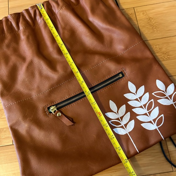 Leather draw string backpack bag with silkscreened leaf detail - Picture 6 of 8
